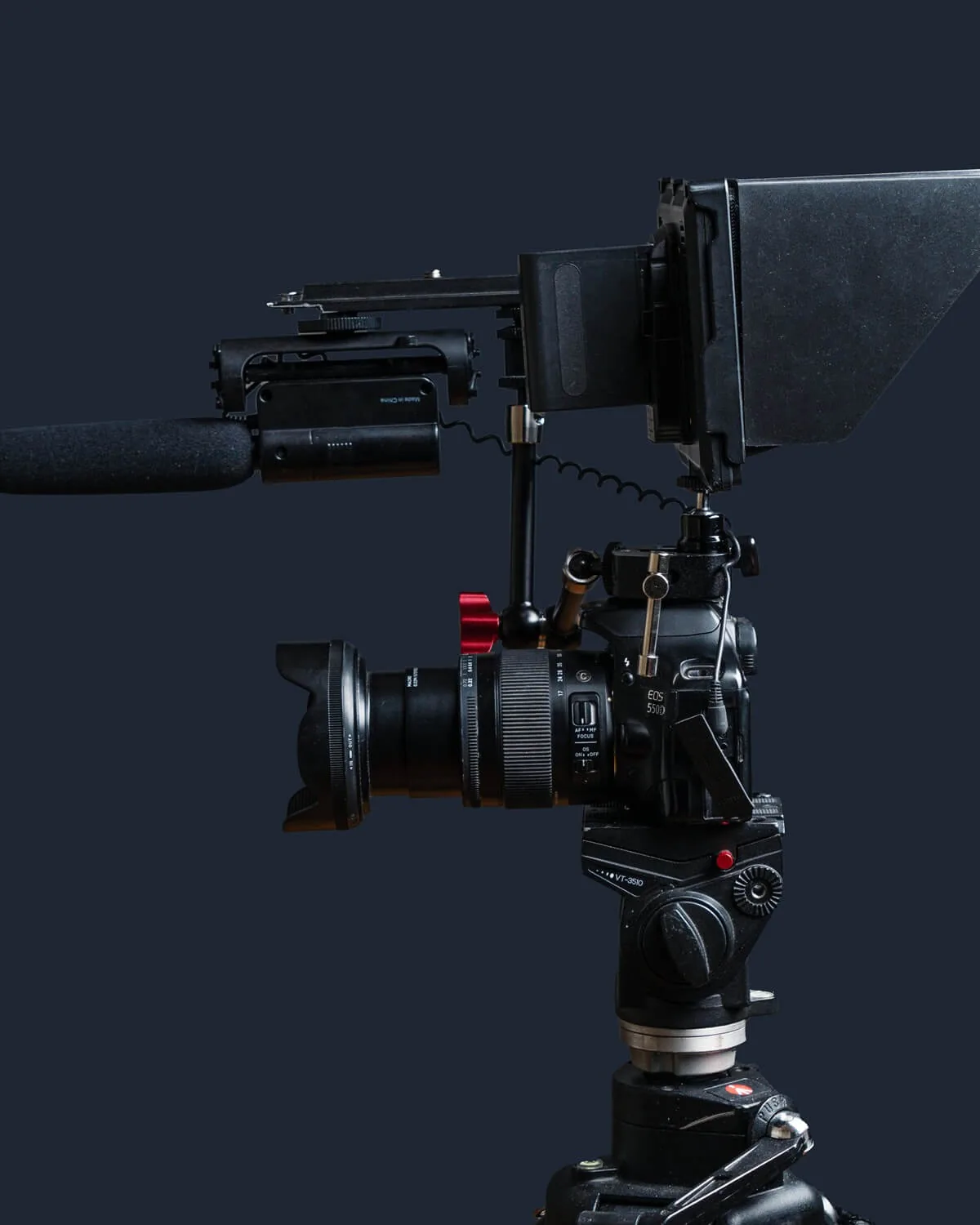 Cámara profesional con equipamiento de audio y video